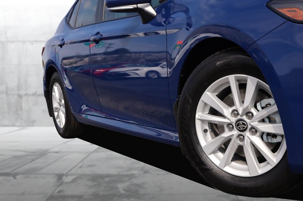 Toyota Camry Vehicle Full-screen Gallery Image 3