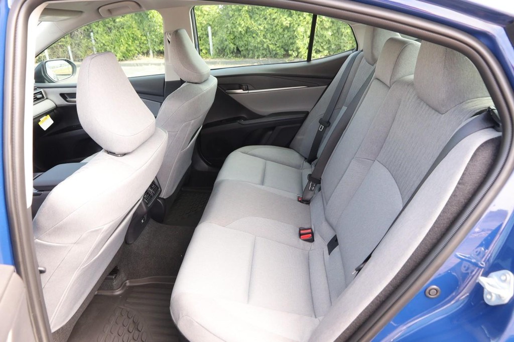 Toyota Camry Vehicle Full-screen Gallery Image 9