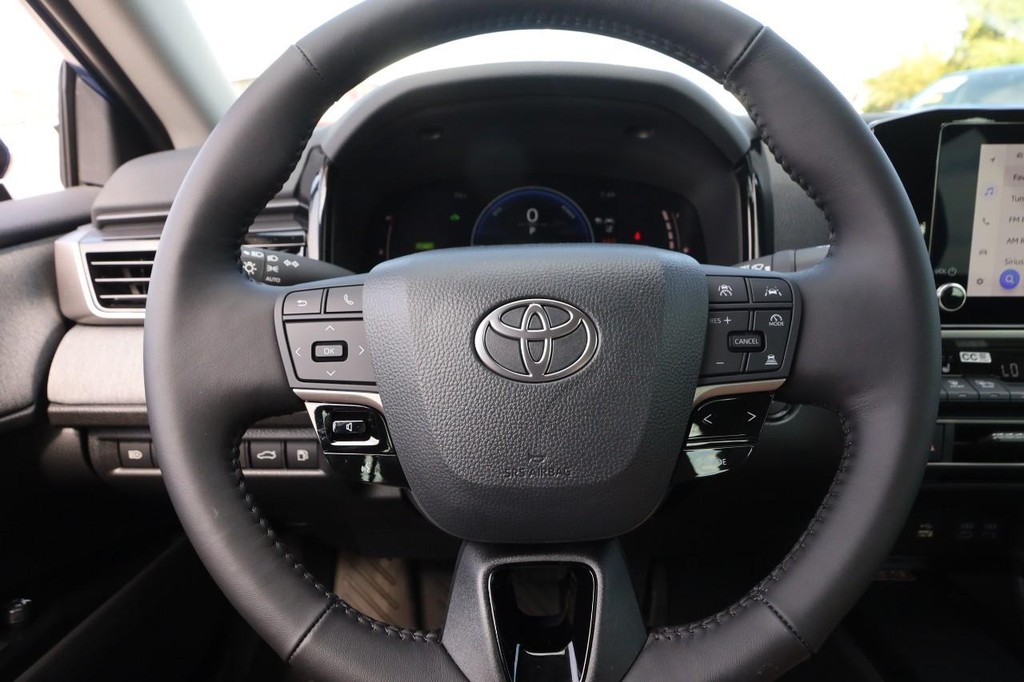 Toyota Camry Vehicle Full-screen Gallery Image 10