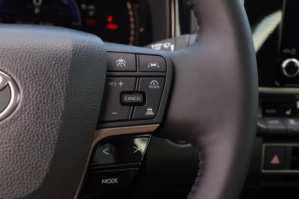 Toyota Camry Vehicle Full-screen Gallery Image 12