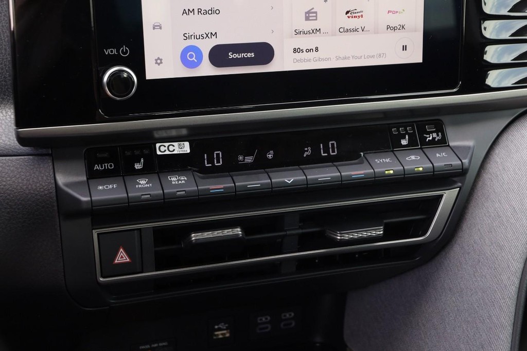 Toyota Camry Vehicle Full-screen Gallery Image 17