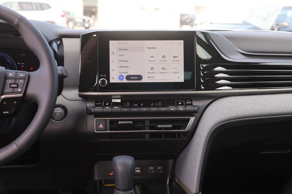 Toyota Camry Vehicle Full-screen Gallery Image 23