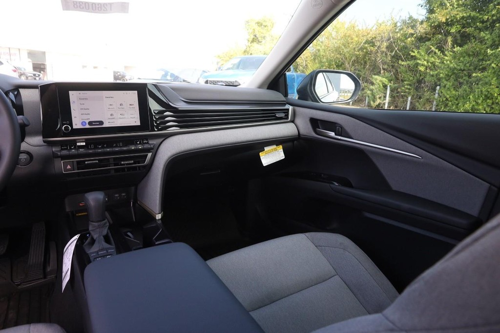 Toyota Camry Vehicle Full-screen Gallery Image 24