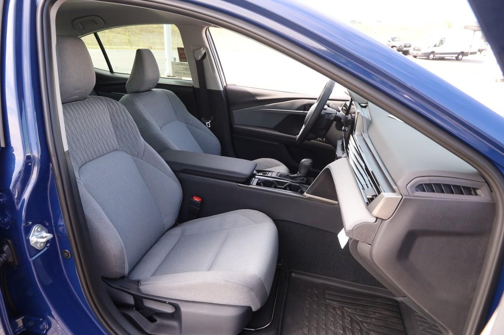 Toyota Camry Vehicle Full-screen Gallery Image 25