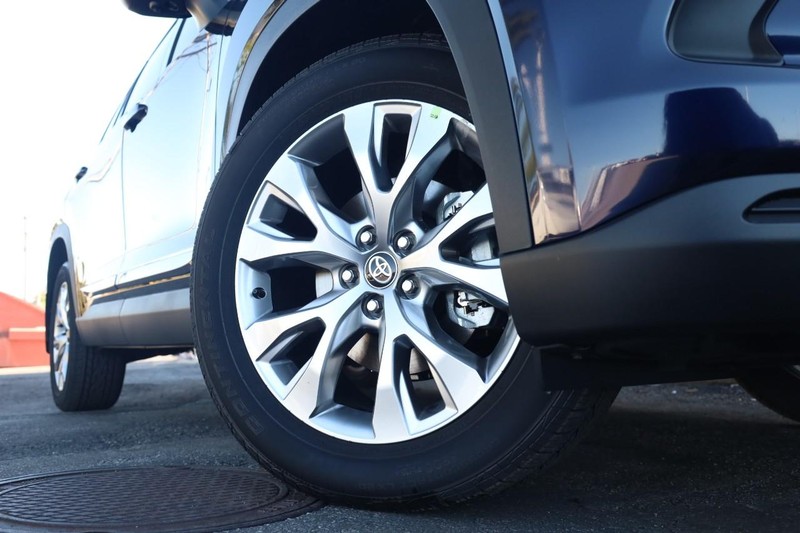 Toyota Grand Highlander Vehicle Full-screen Gallery Image 3