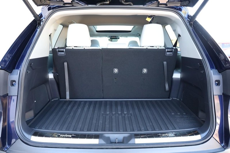 Toyota Grand Highlander Vehicle Full-screen Gallery Image 7