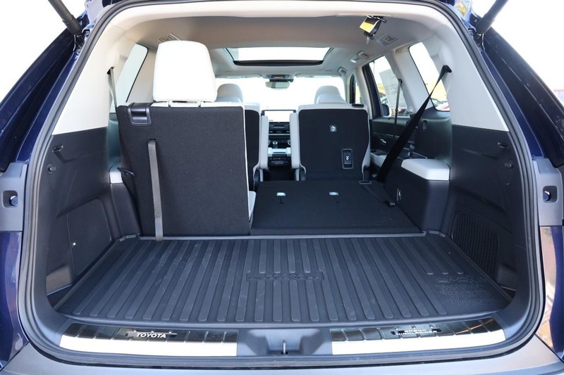 Toyota Grand Highlander Vehicle Full-screen Gallery Image 8