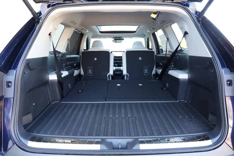 Toyota Grand Highlander Vehicle Full-screen Gallery Image 9