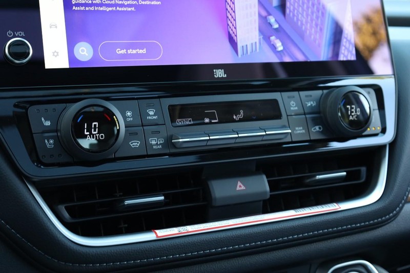 Toyota Grand Highlander Vehicle Full-screen Gallery Image 17