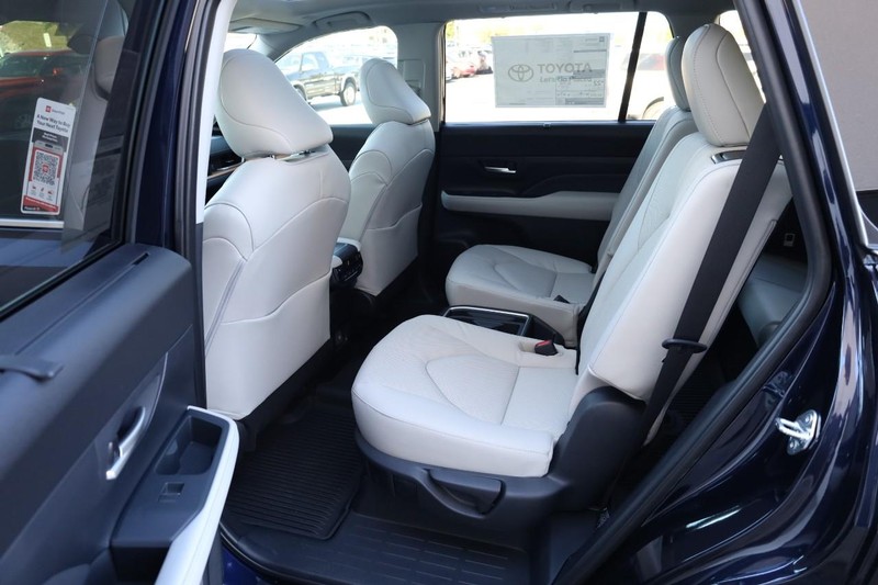 Toyota Grand Highlander Vehicle Full-screen Gallery Image 25