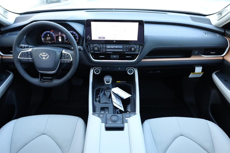 Toyota Grand Highlander Vehicle Full-screen Gallery Image 27