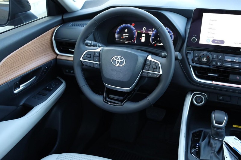 Toyota Grand Highlander Vehicle Full-screen Gallery Image 28