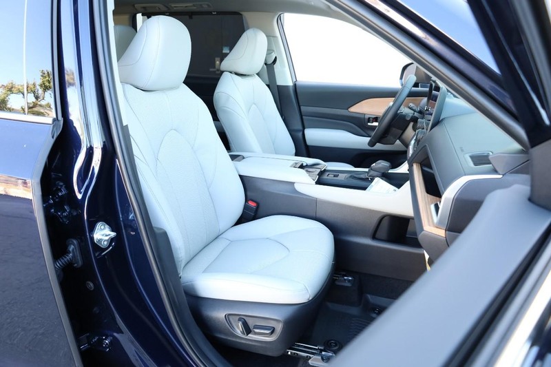 Toyota Grand Highlander Vehicle Full-screen Gallery Image 31