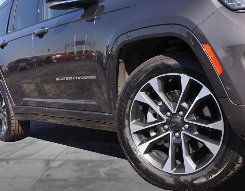 Jeep Grand Cherokee L Vehicle Image 03