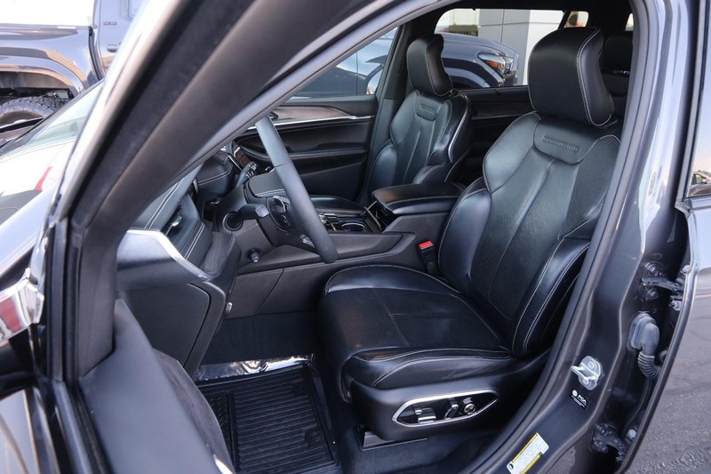 Jeep Grand Cherokee L Vehicle Image 10