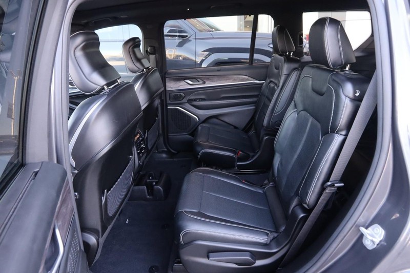 Jeep Grand Cherokee L Vehicle Image 11