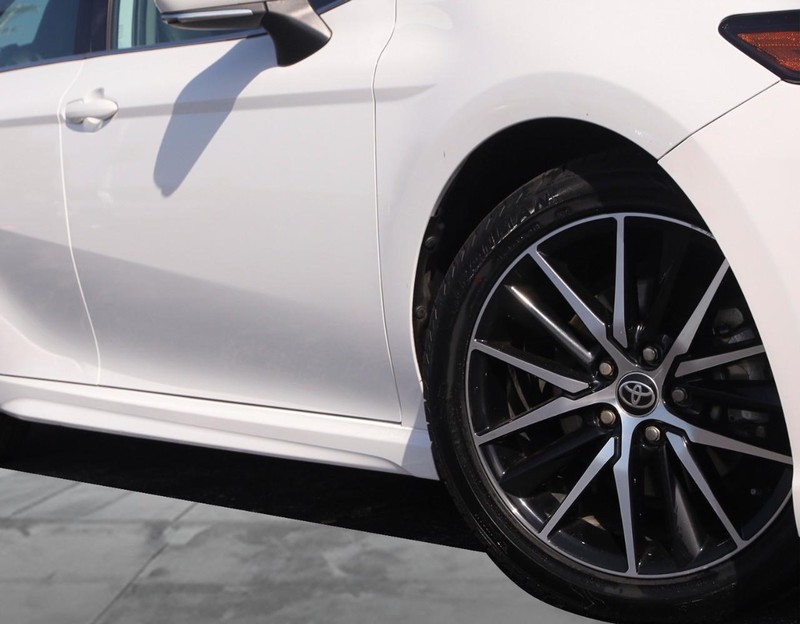 Toyota Camry Vehicle Full-screen Gallery Image 3