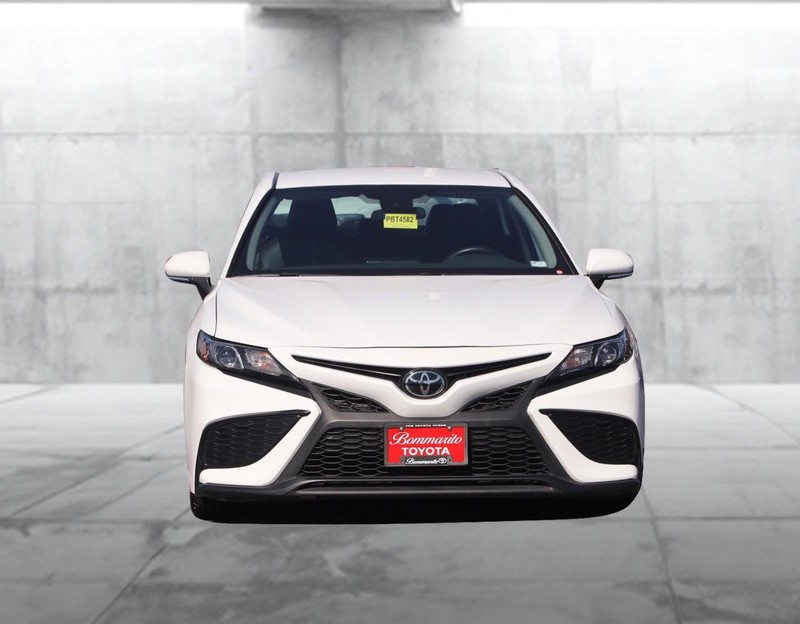 Toyota Camry Vehicle Full-screen Gallery Image 4