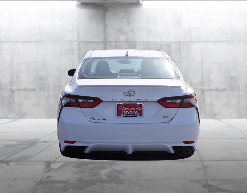 Toyota Camry Vehicle Full-screen Gallery Image 6