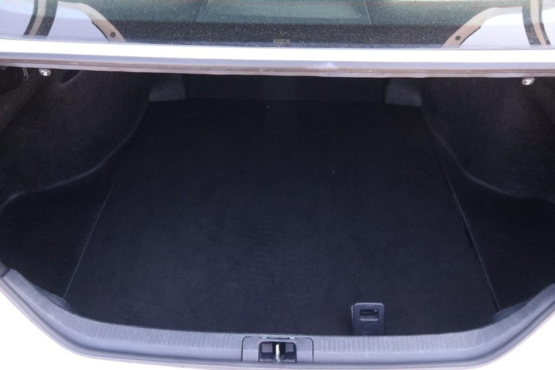 Toyota Camry Vehicle Full-screen Gallery Image 7
