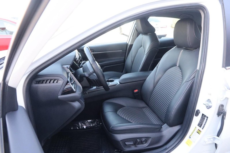 Toyota Camry Vehicle Full-screen Gallery Image 8