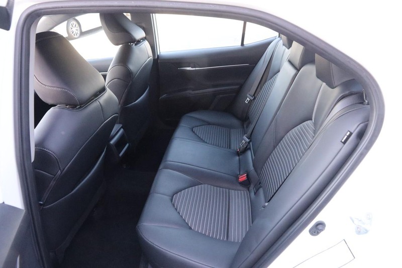 Toyota Camry Vehicle Full-screen Gallery Image 9