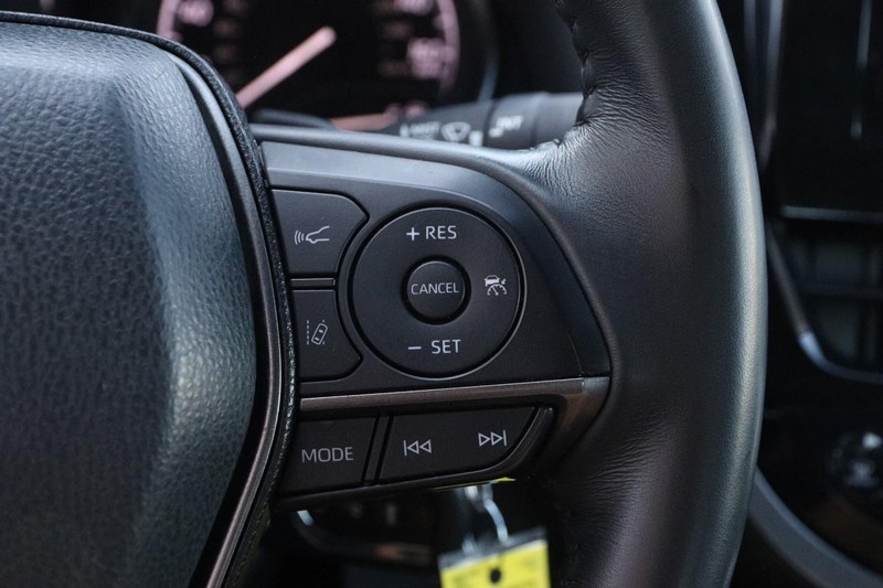 Toyota Camry Vehicle Full-screen Gallery Image 12