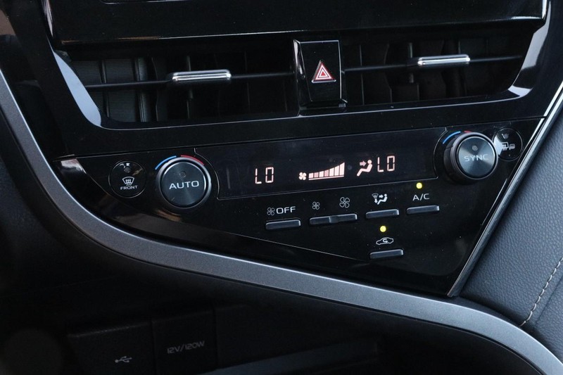 Toyota Camry Vehicle Full-screen Gallery Image 16