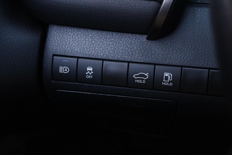 Toyota Camry Vehicle Full-screen Gallery Image 18