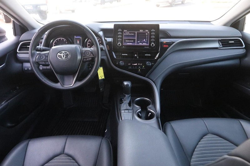 Toyota Camry Vehicle Full-screen Gallery Image 19
