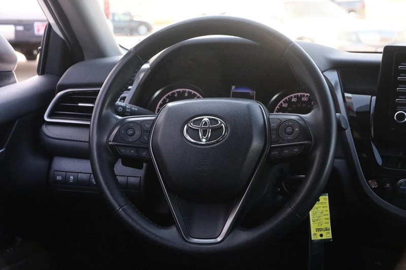 Toyota Camry Vehicle Full-screen Gallery Image 21