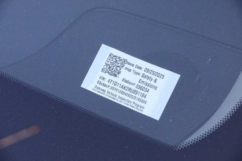 Toyota Camry Vehicle Full-screen Gallery Image 24