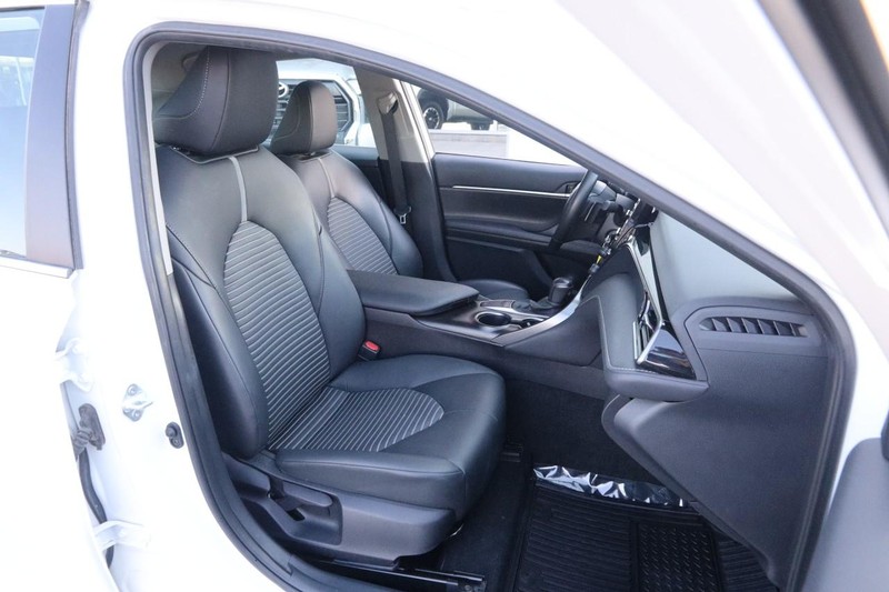 Toyota Camry Vehicle Full-screen Gallery Image 26