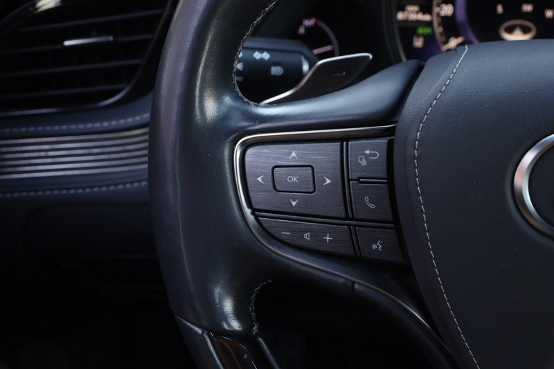 Lexus LS Vehicle Image 12