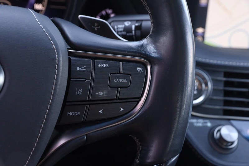 Lexus LS Vehicle Image 13