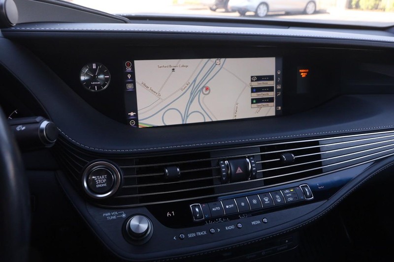 Lexus LS Vehicle Image 16