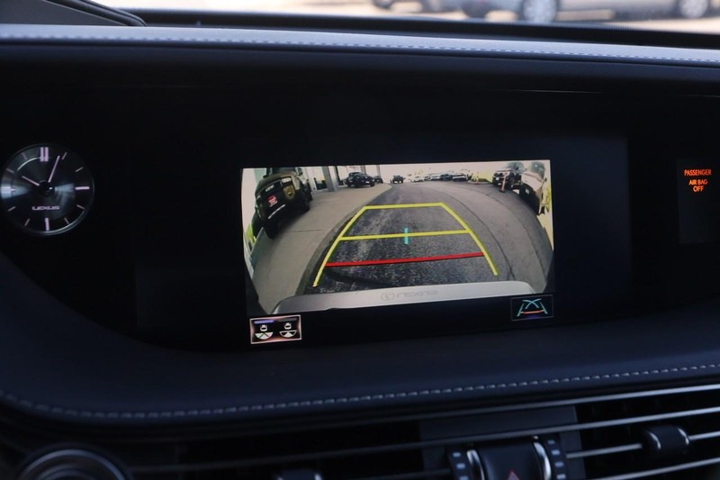 Lexus LS Vehicle Image 17