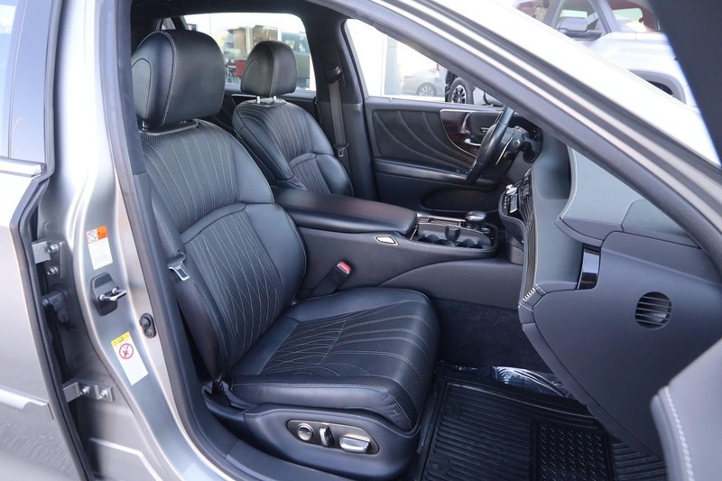 Lexus LS Vehicle Image 25