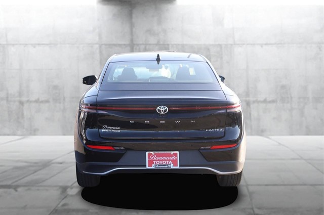 Toyota Crown Vehicle Image 06