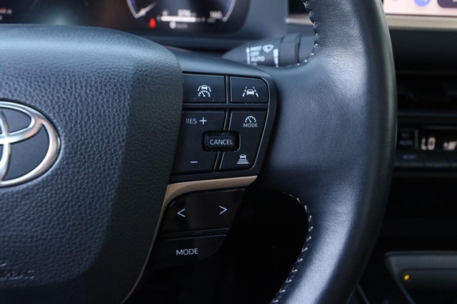 Toyota Crown Vehicle Image 13