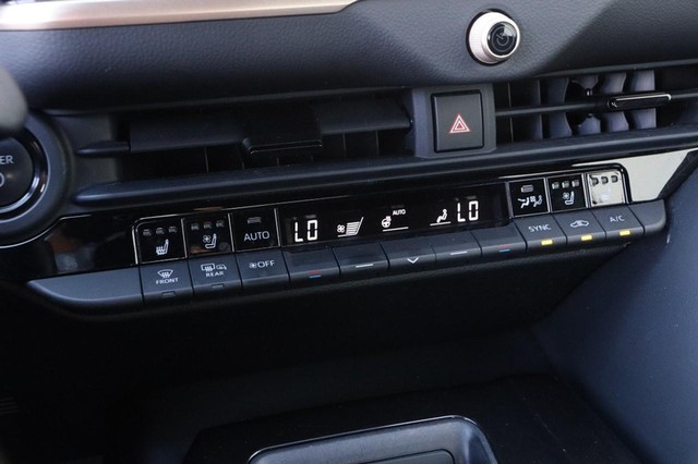 Toyota Crown Vehicle Image 18