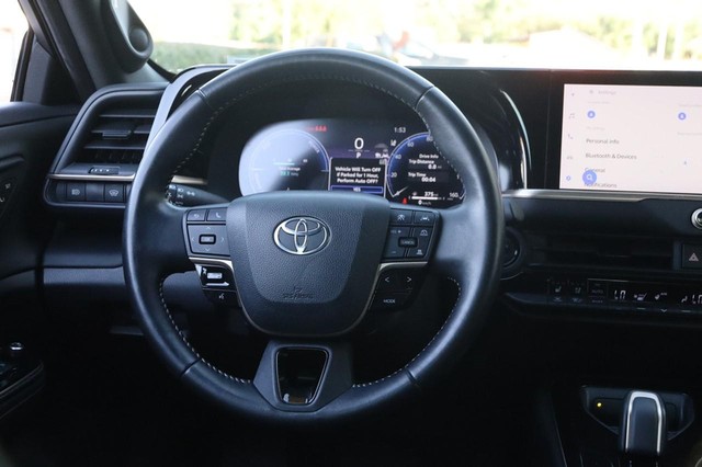 Toyota Crown Vehicle Image 23