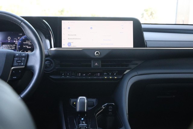 Toyota Crown Vehicle Image 24