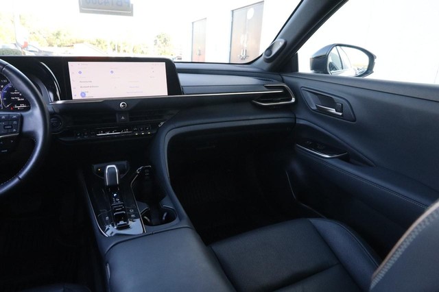 Toyota Crown Vehicle Image 25