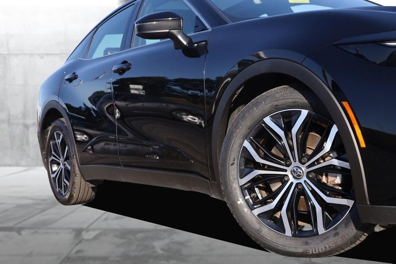 Toyota Crown Vehicle Full-screen Gallery Image 3