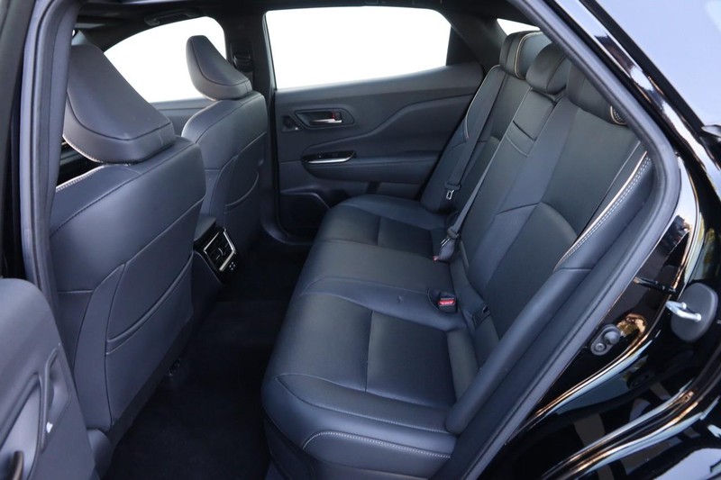 Toyota Crown Vehicle Full-screen Gallery Image 10