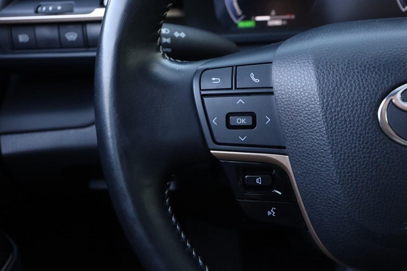 Toyota Crown Vehicle Full-screen Gallery Image 12