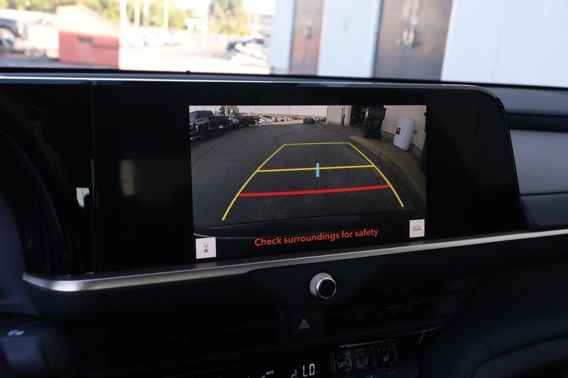 Toyota Crown Vehicle Full-screen Gallery Image 17