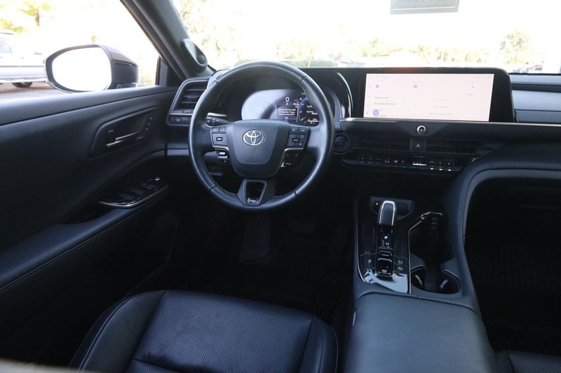 Toyota Crown Vehicle Full-screen Gallery Image 22