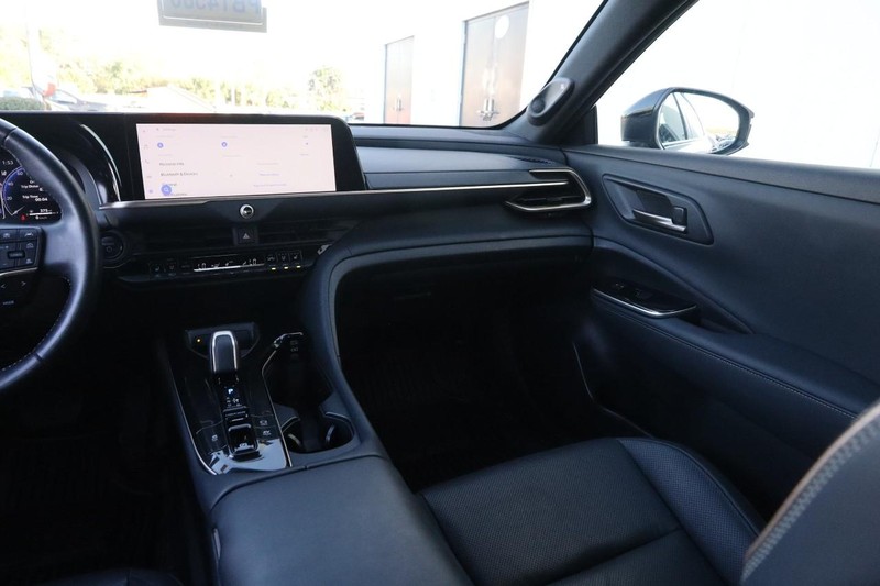 Toyota Crown Vehicle Full-screen Gallery Image 25